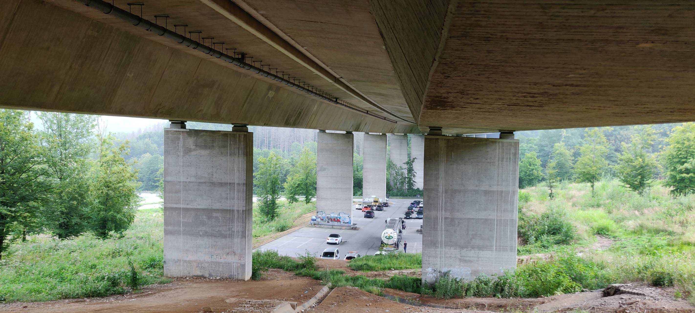 Im Inneren einer Autobahnbrücke