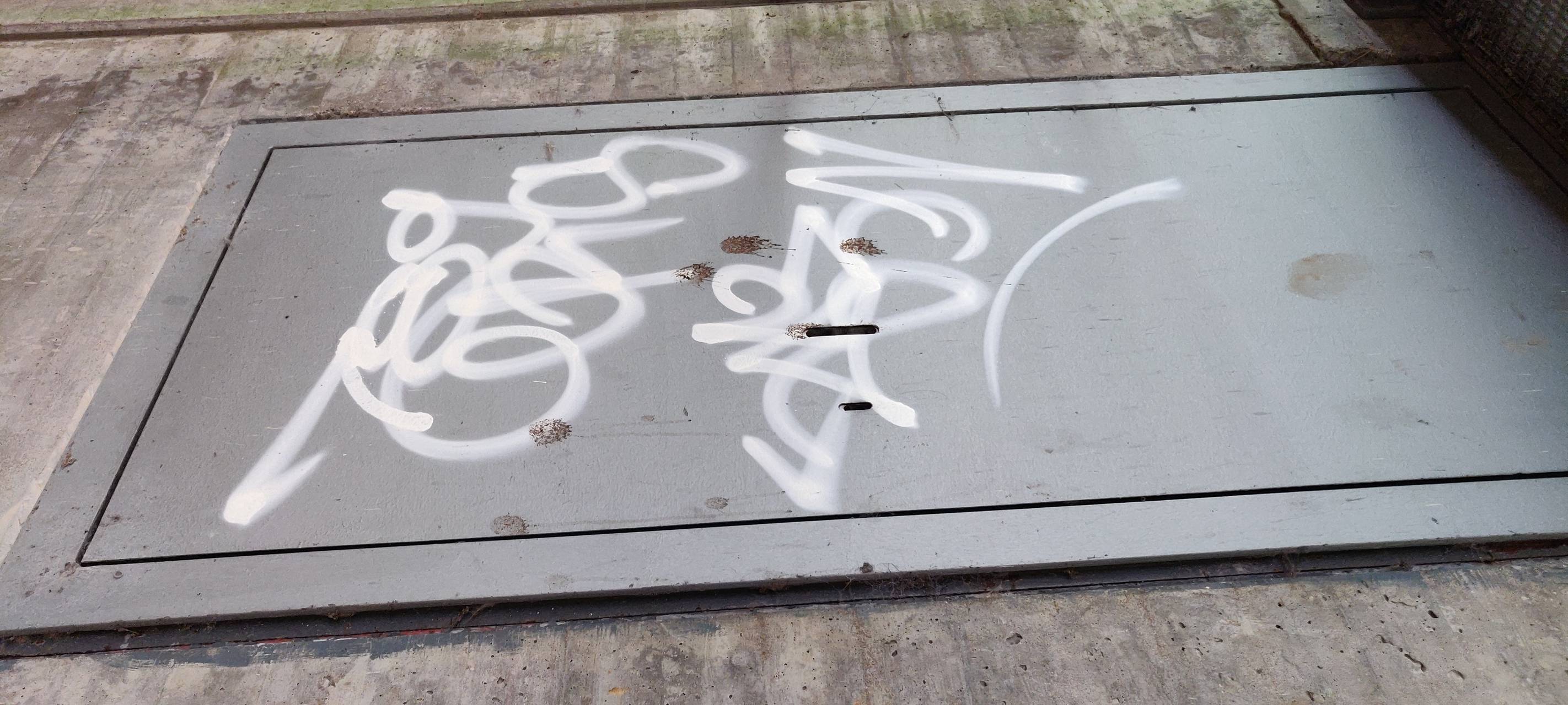 Im Inneren einer Autobahnbrücke