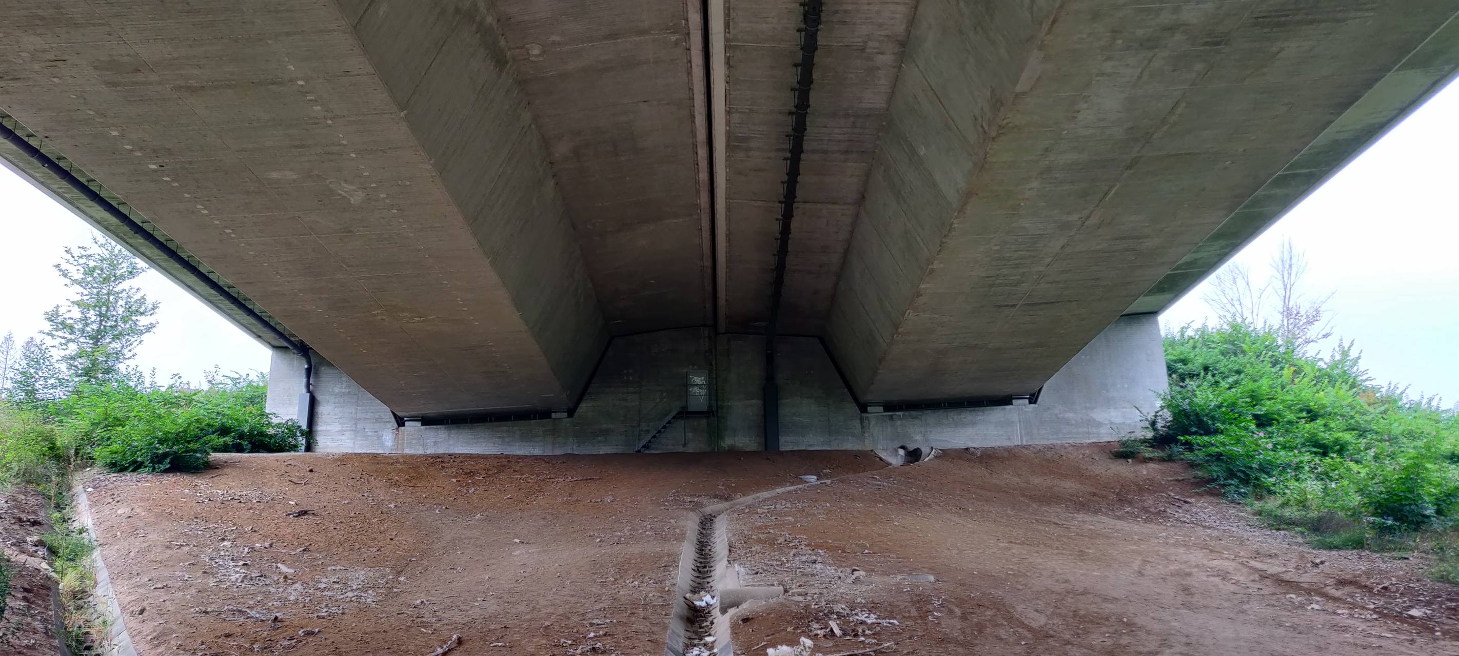 Im Inneren einer Autobahnbrücke