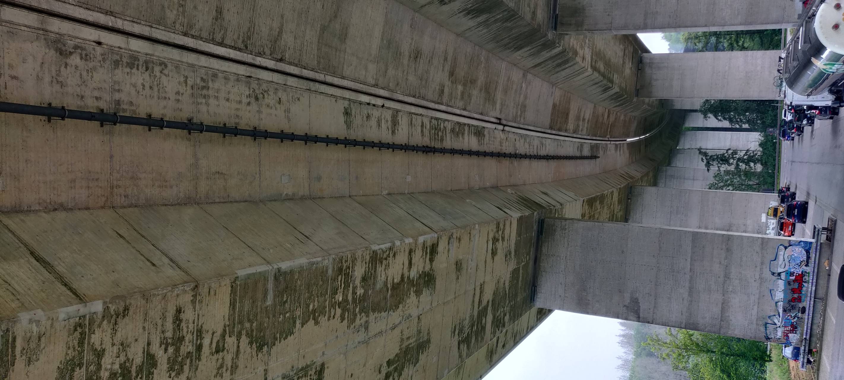Im Inneren einer Autobahnbrücke