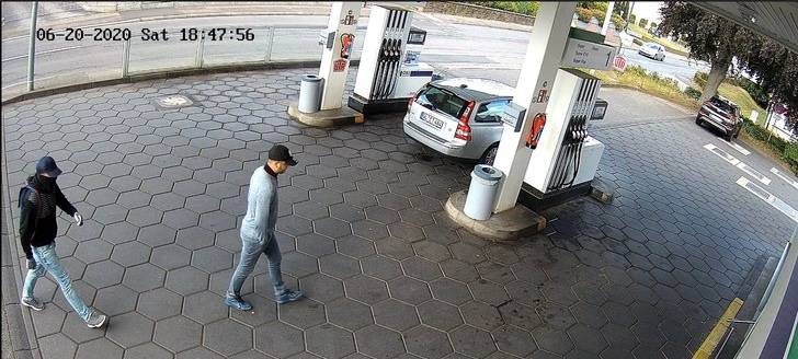 Nach Überfall auf Bergisch Gladbacher Tankstelle - Polizei sucht zwei Täter mit Foto