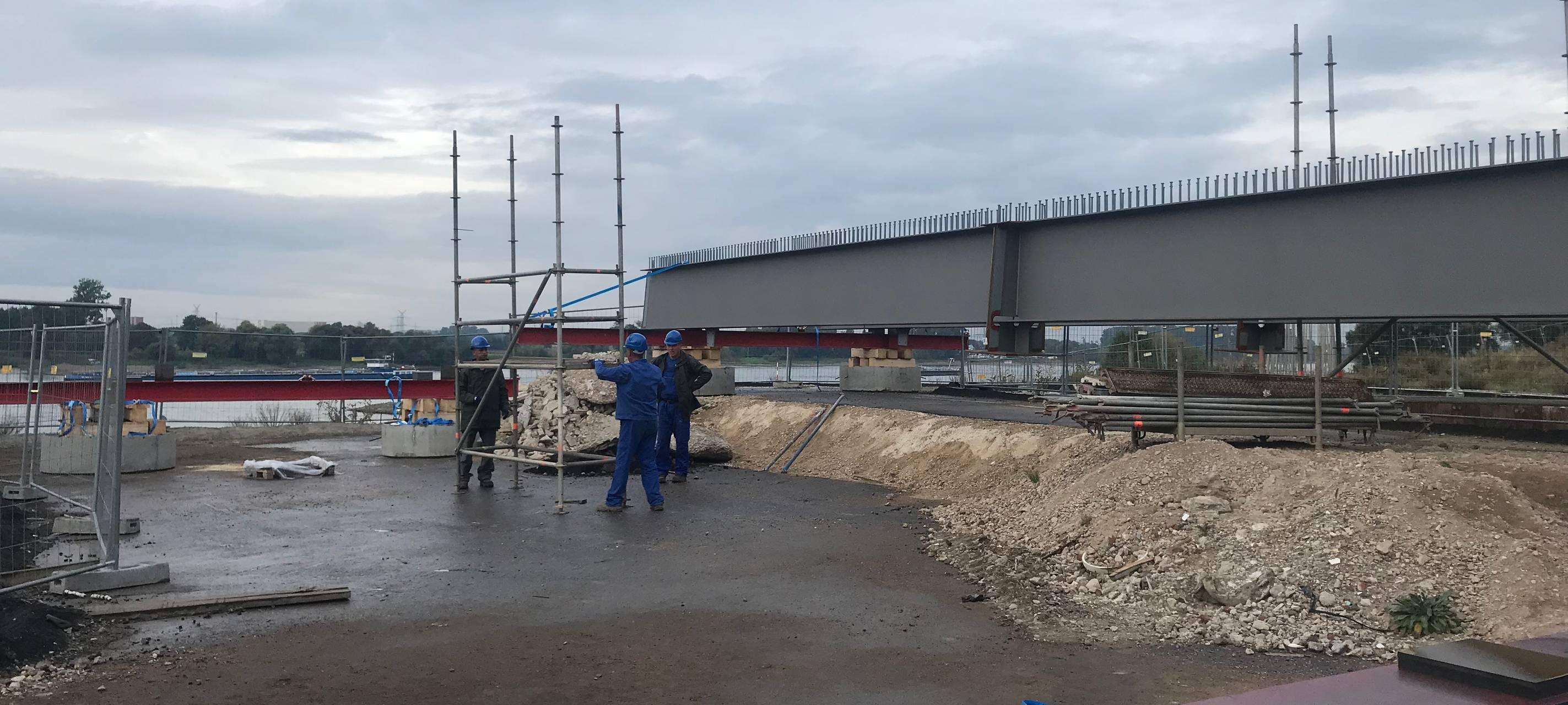 A 1: Neue Rheinbrücke nimmt Form an