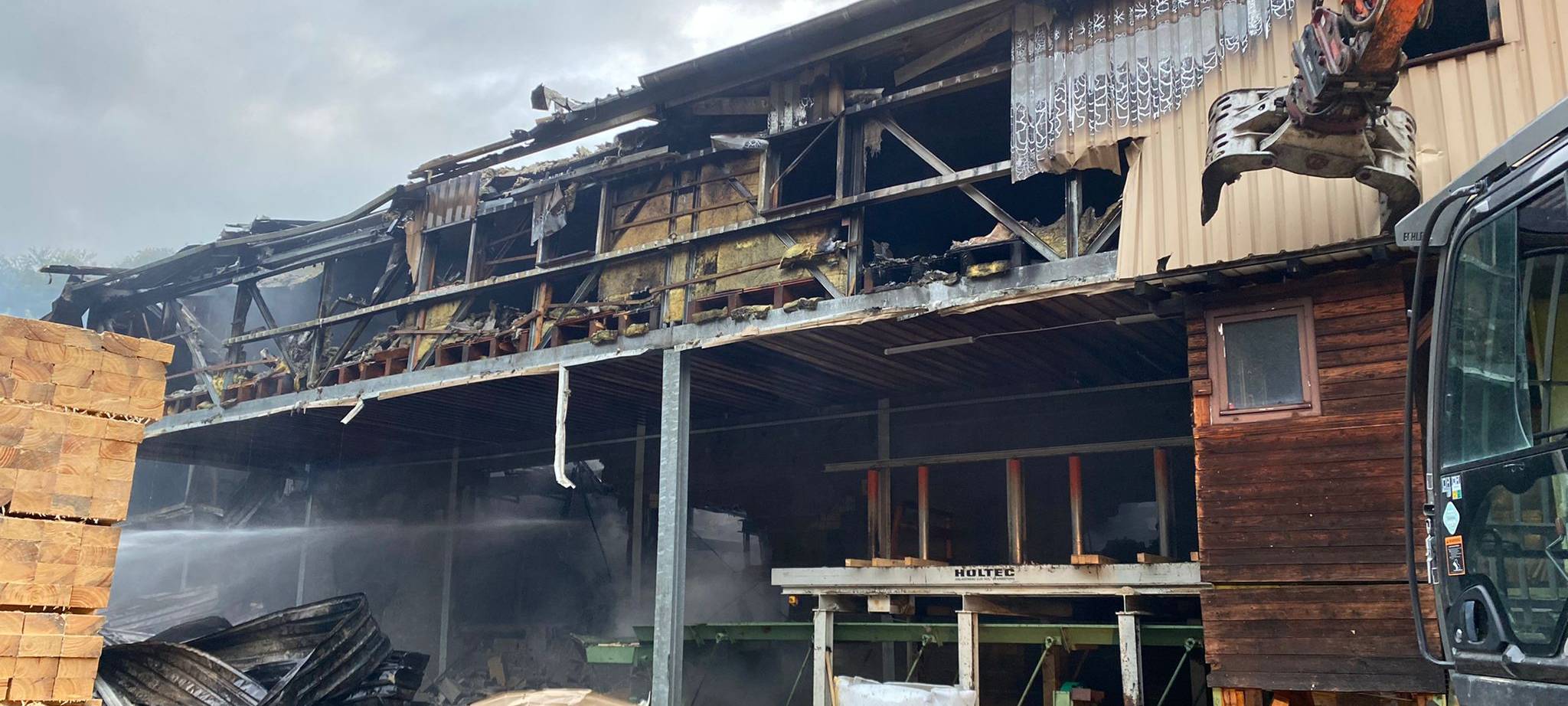 Lindlar: Großbrand in Sägewerk gelöscht