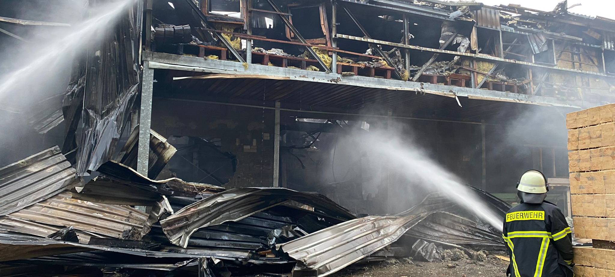 Lindlar: Großbrand in Sägewerk gelöscht