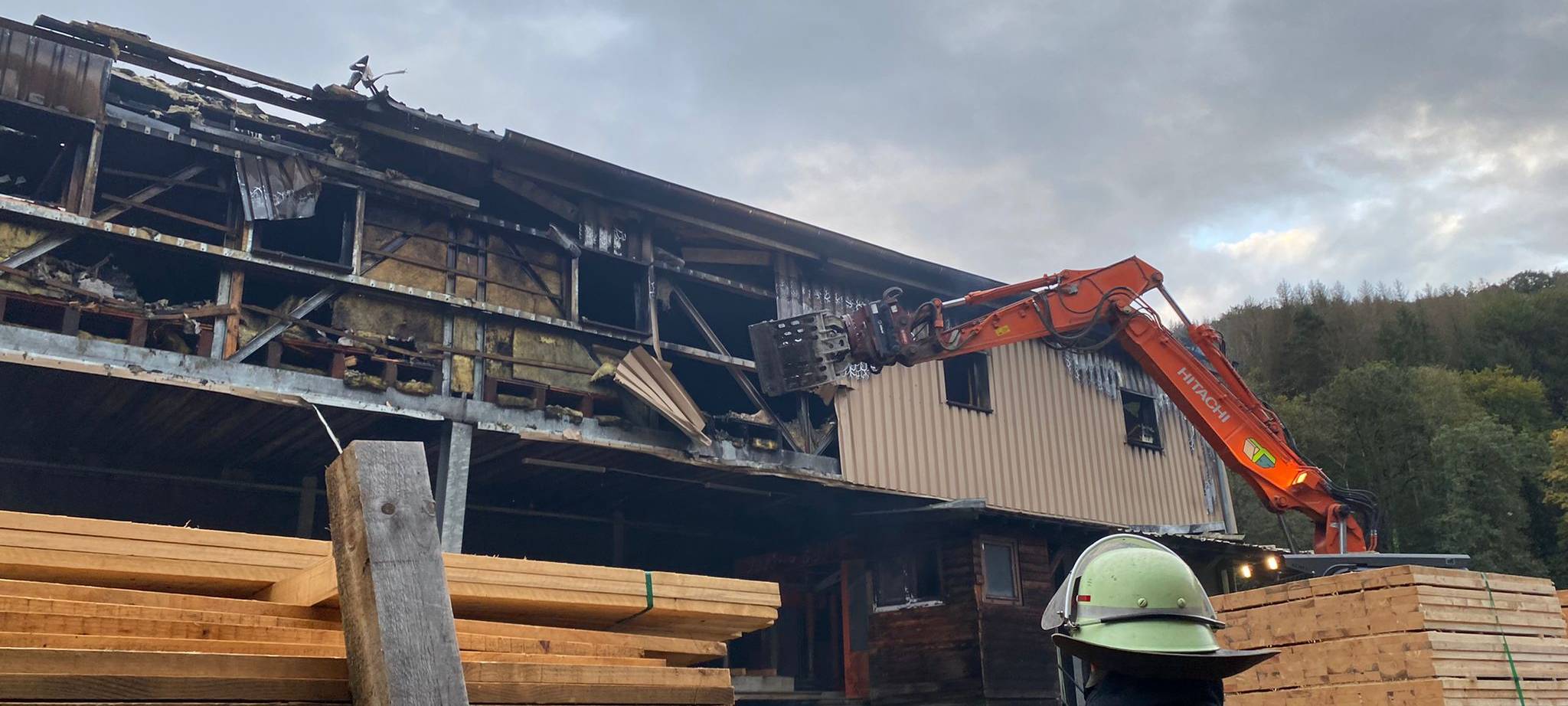 Lindlar: Großbrand in Sägewerk gelöscht