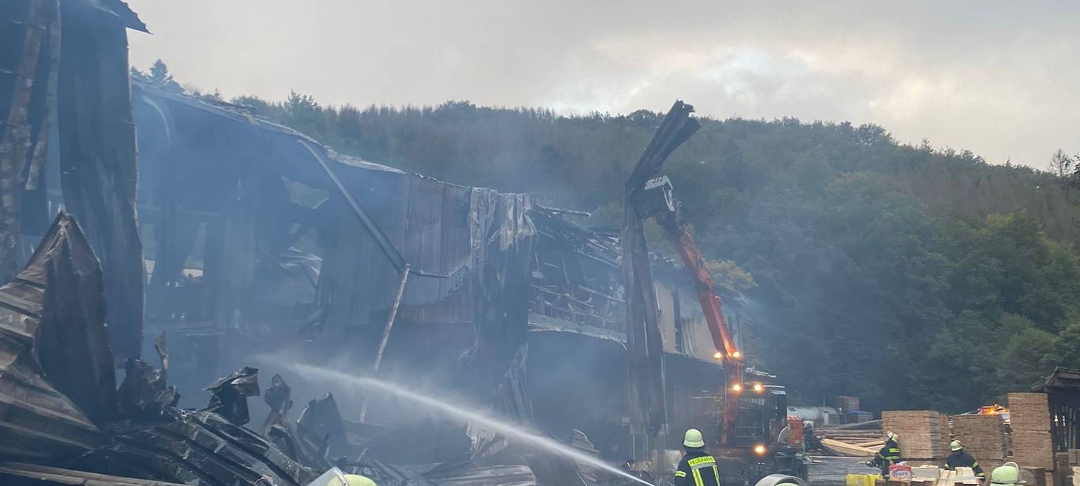 Ermittlungen zur Brandursache nach Feuer in Lindlarer Sägewerk