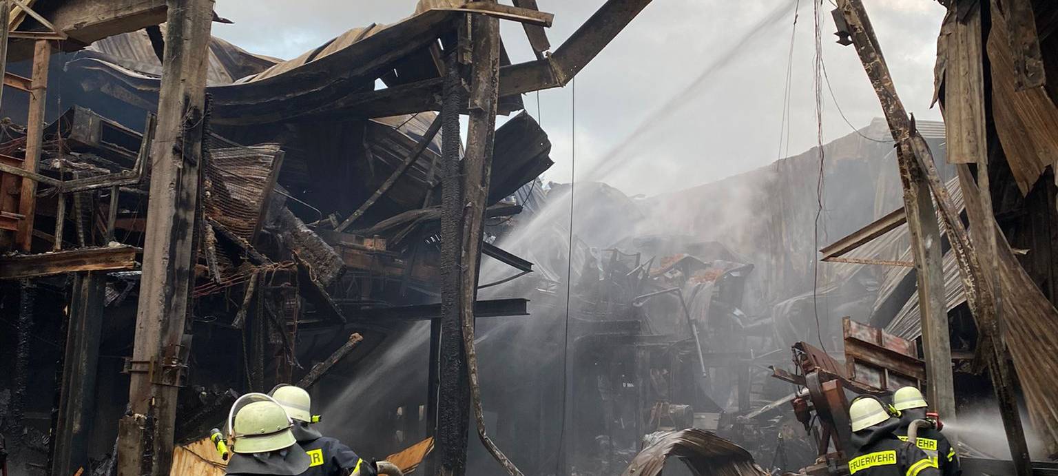 Lindlar: Großbrand in Sägewerk gelöscht