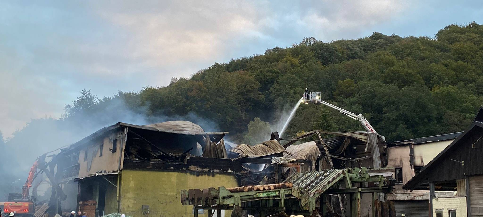 Lindlar: Großbrand in Sägewerk gelöscht