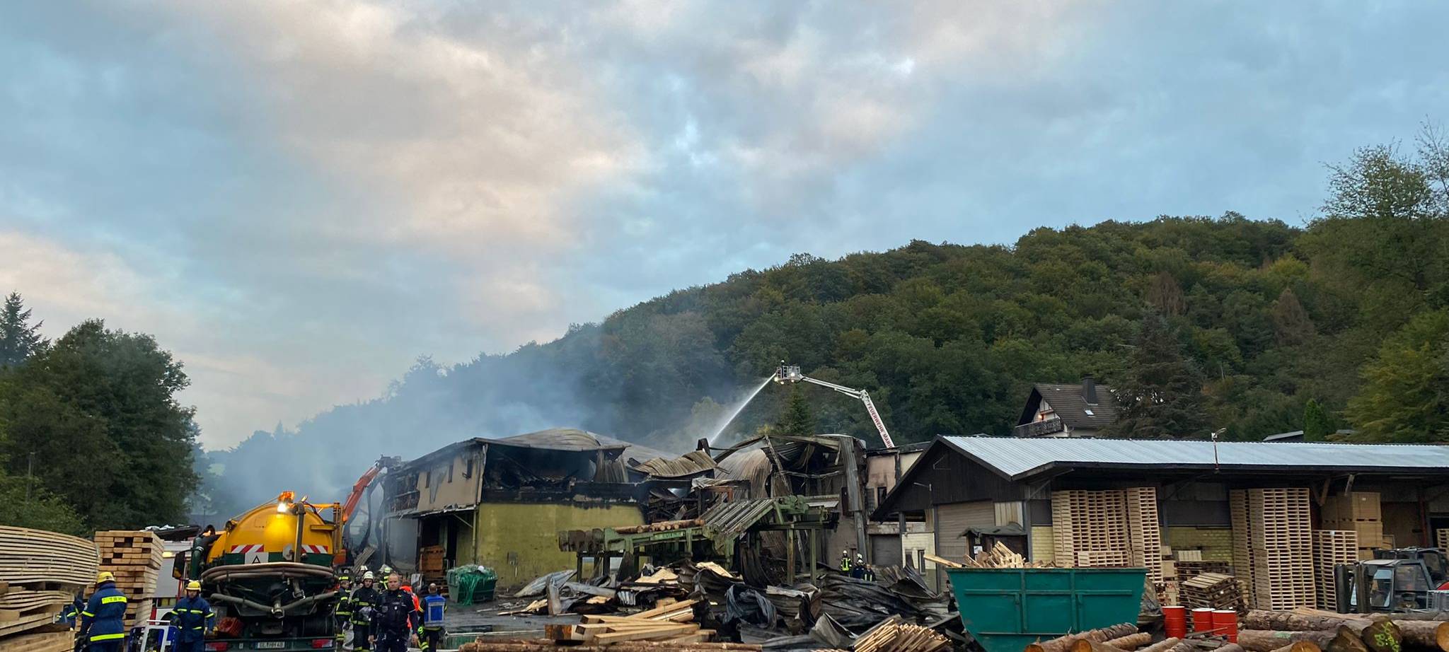 Lindlar: Großbrand in Sägewerk gelöscht