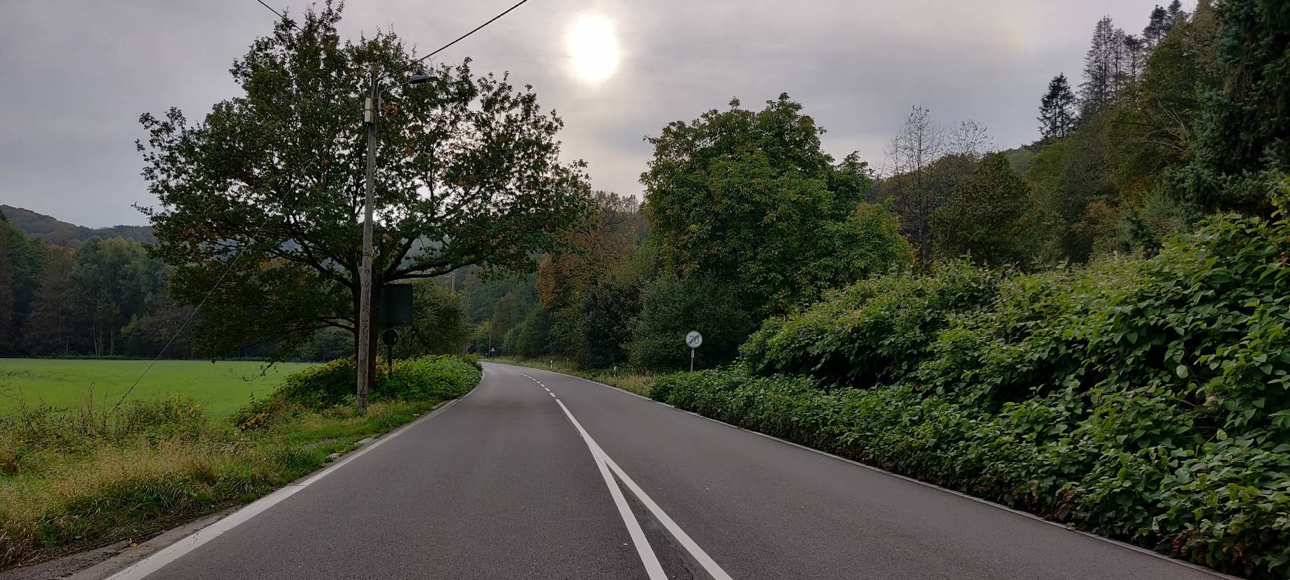 Kamikaze an bergischen Landstraßen ohne Gehweg
