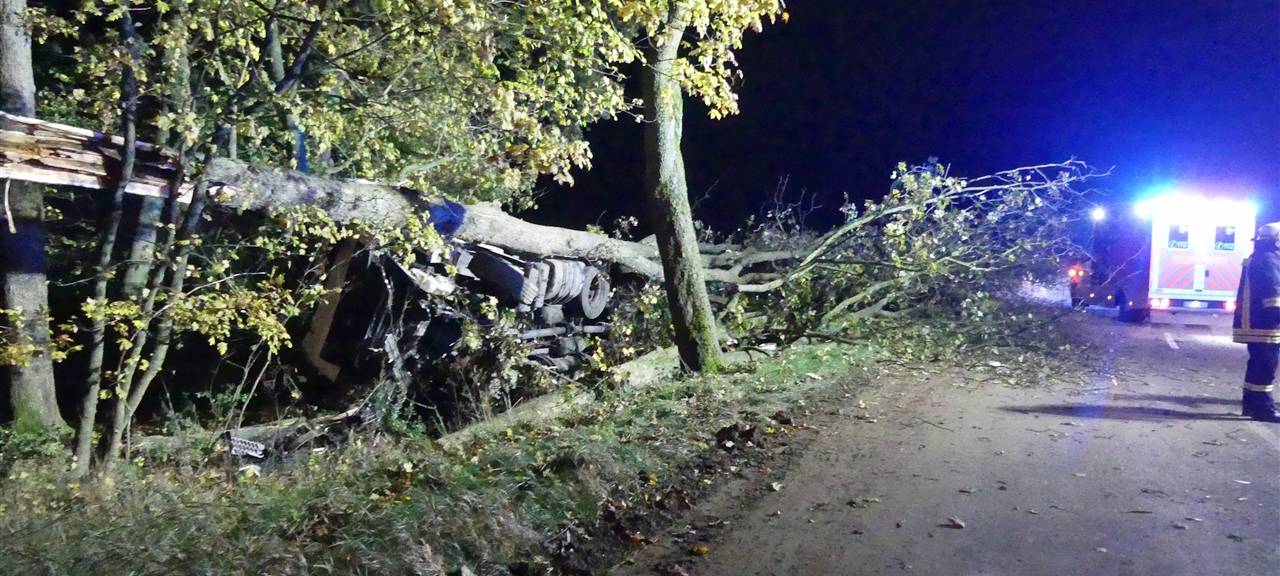 B 483 wird nach schwerem LKW Unfall in Radevormwald gesperrt