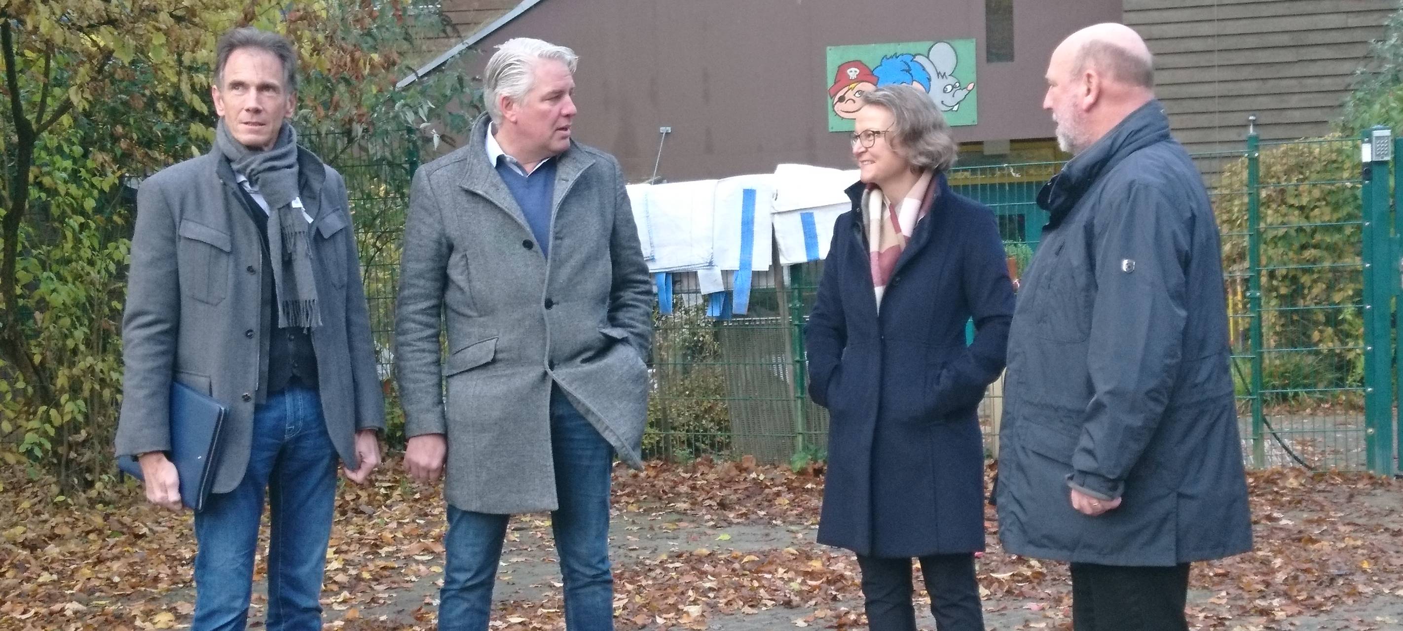 NRW Ministerin schaut sich Unwetter betroffene Orte im Bergischen an