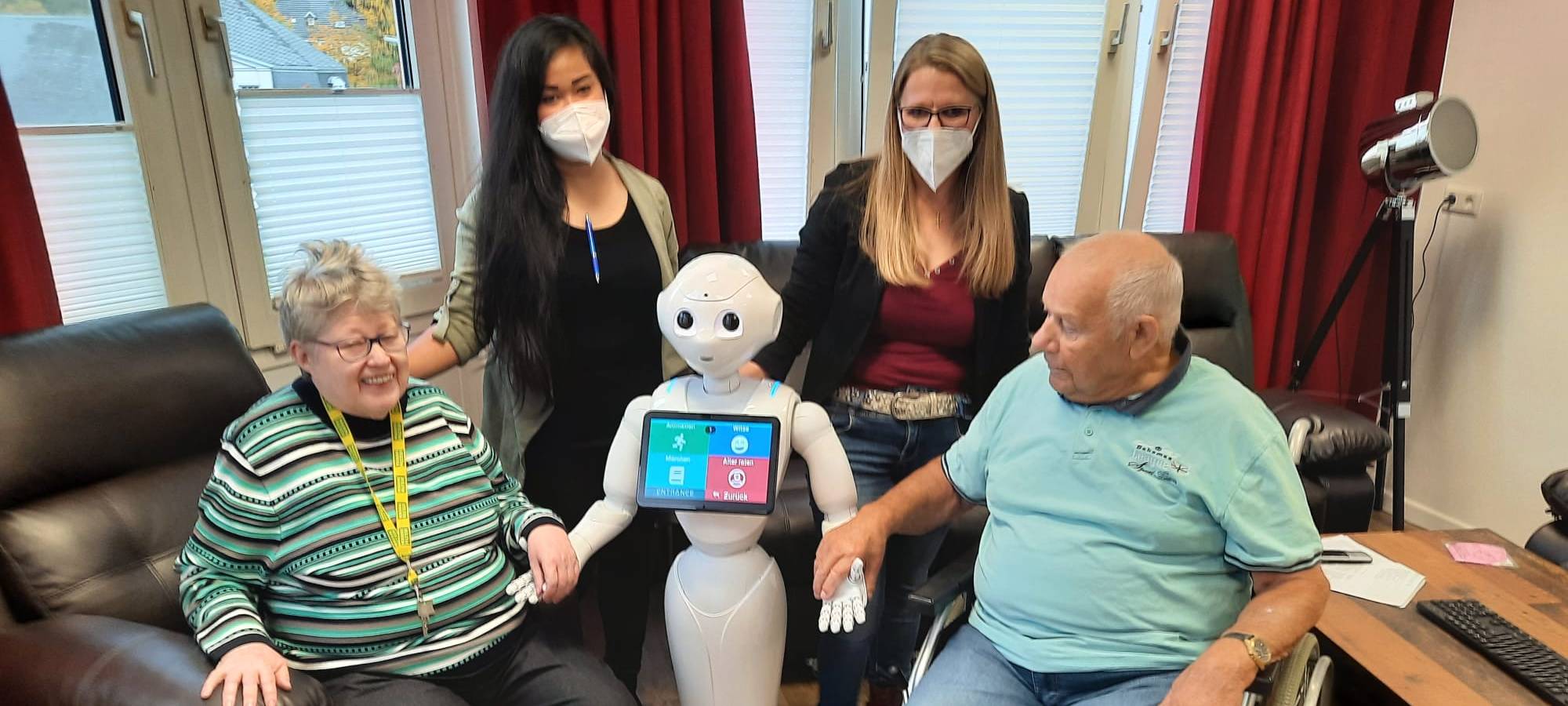 Roboter Pepper bringt Schwung in Alterszentrum Engelskirchen