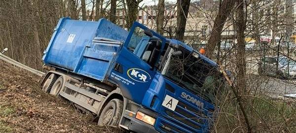LKW hängt in Gummersbach in Böschung