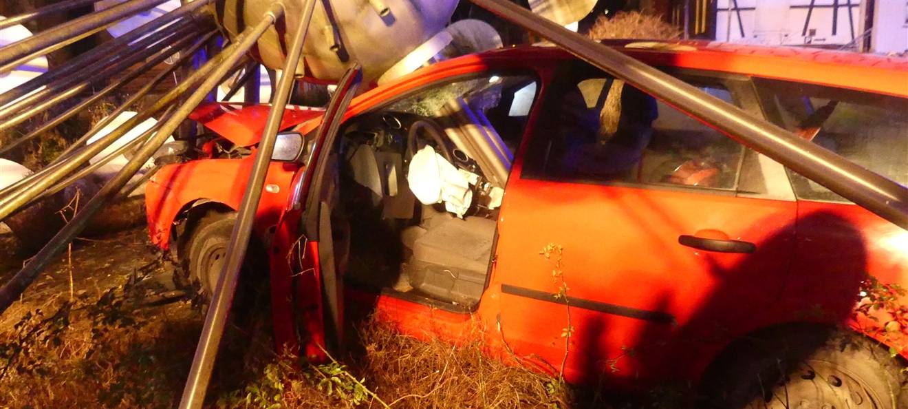 Bergneustadt: Auto fährt in Metallskulptur
