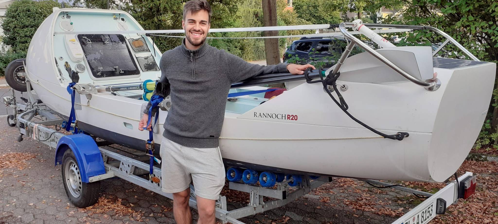 Julen und sein Boot auf dem heimischen Parkplatz in Bergisch Gladbach