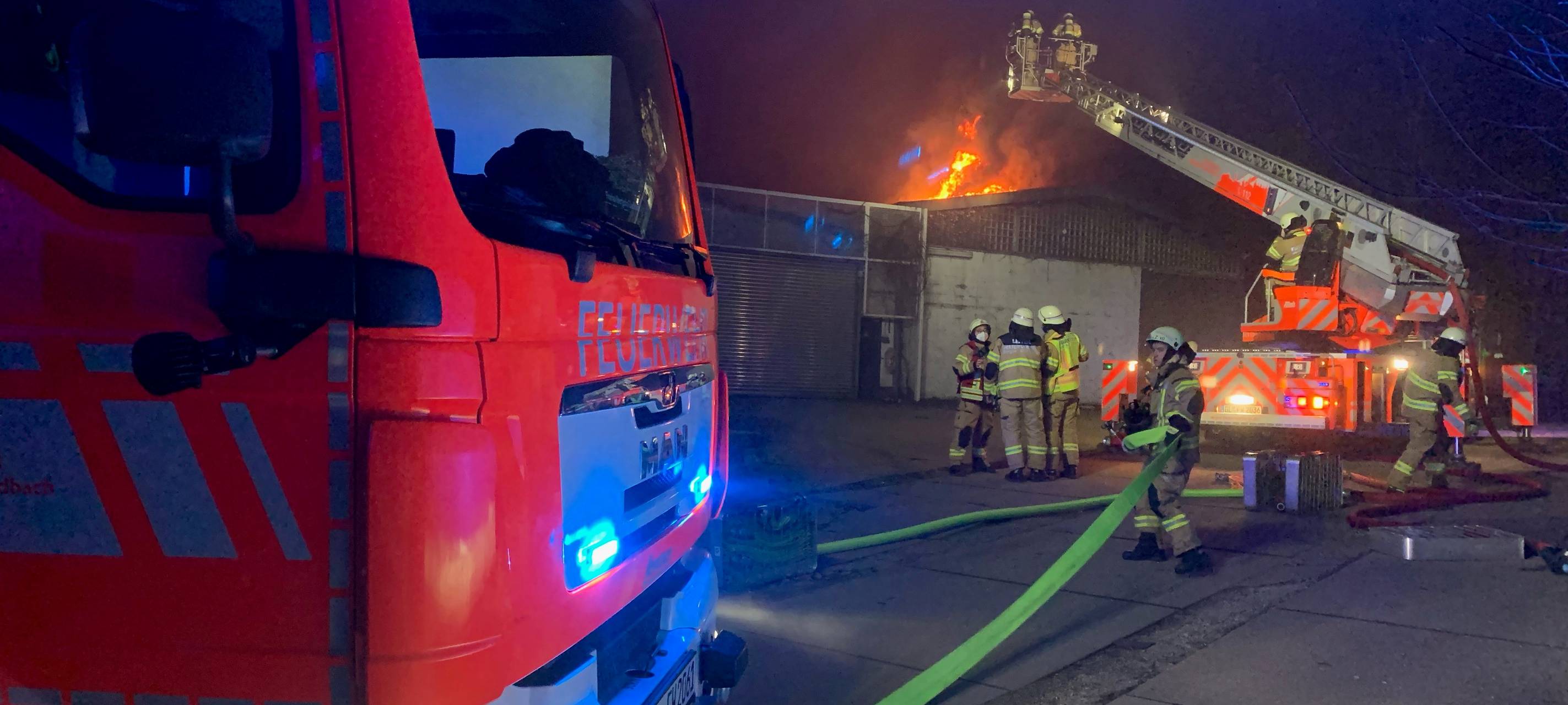 Bergisch Gladbach: Brand in Lagerhalle