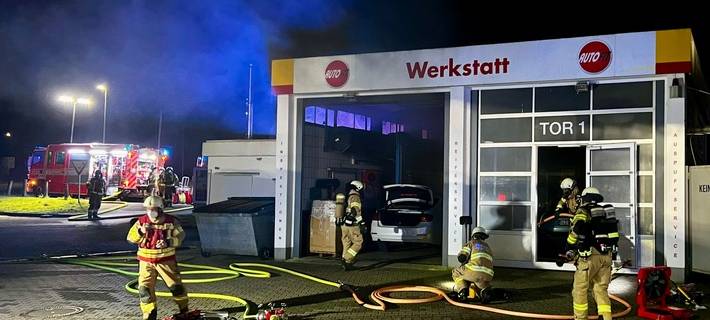 Feuerwehreinsatz in Moitzfeld - auf Tankstellengelände brannte es in einer KfZ Werkstatt