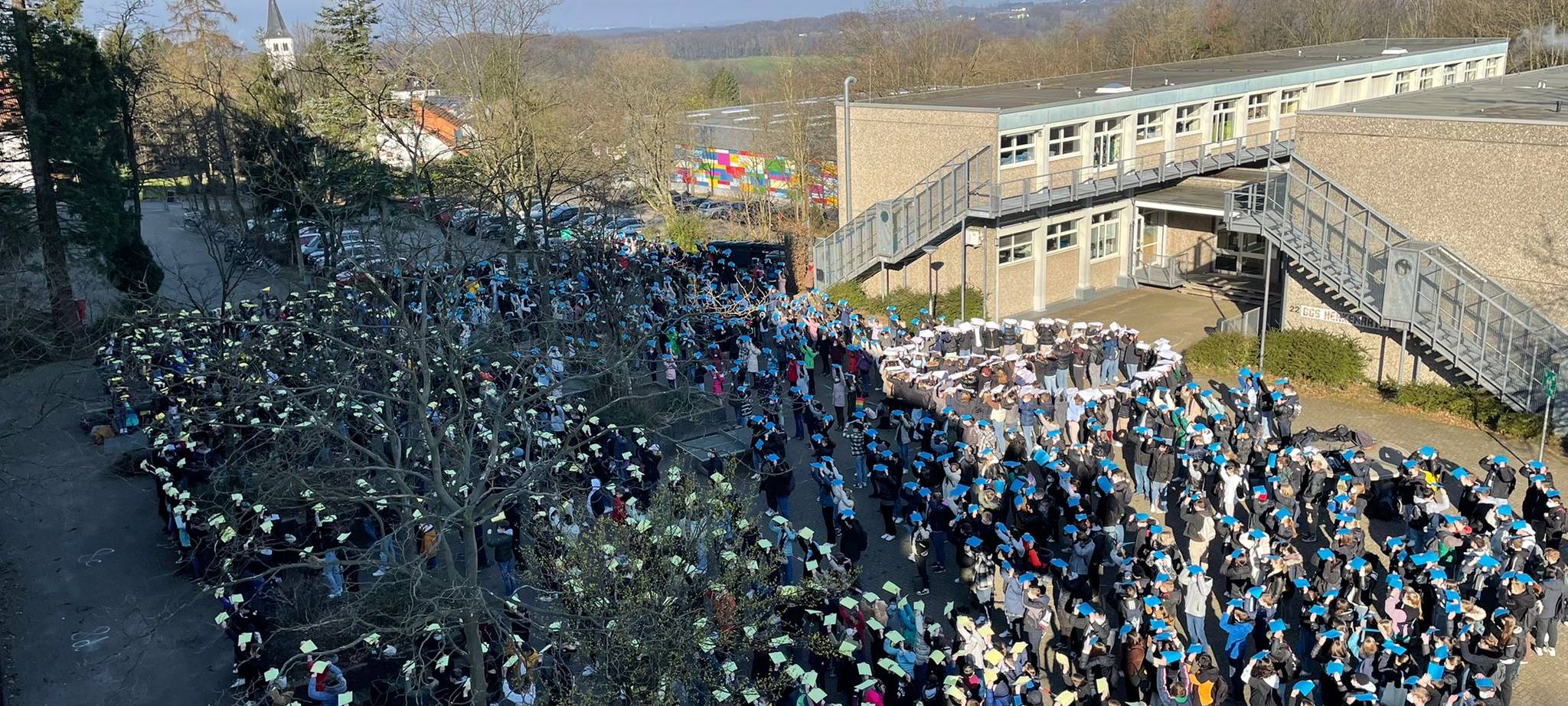 Friedensaktionen: Schüler bilden Peace-Zeichen