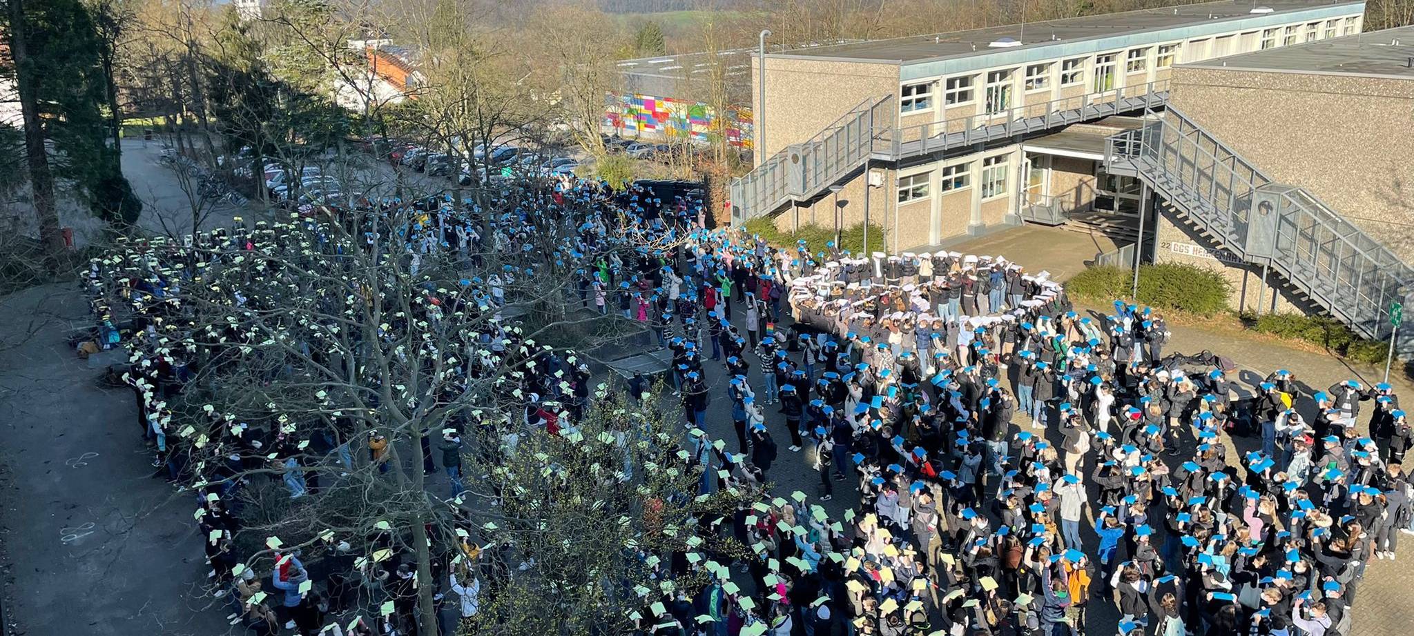 Friedensaktionen: Schüler bilden Peace-Zeichen
