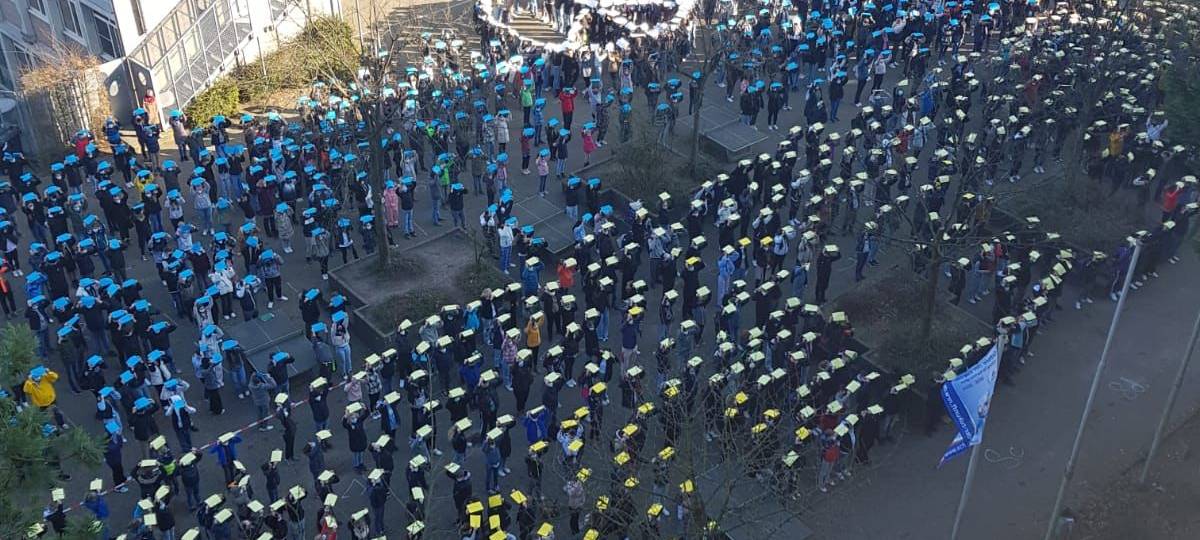Friedensaktionen: Schüler bilden Peace-Zeichen