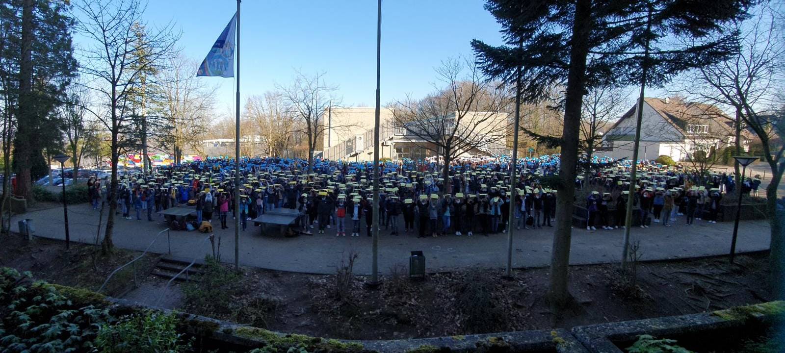 Friedensaktionen: Schüler bilden Peace-Zeichen