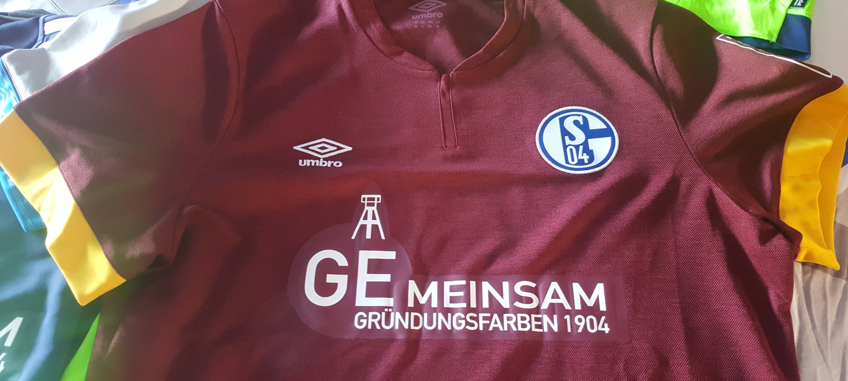 Bergische Lösung für Gazprom-Logo auf alten Schalke Trikots
