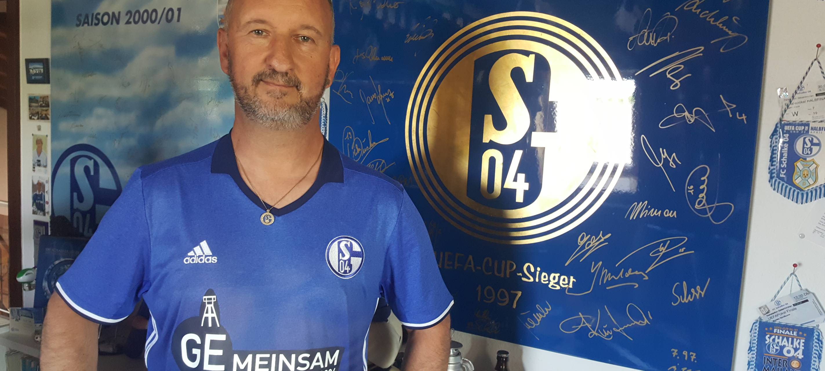 Bergische Lösung für Gazprom-Logo auf alten Schalke Trikots