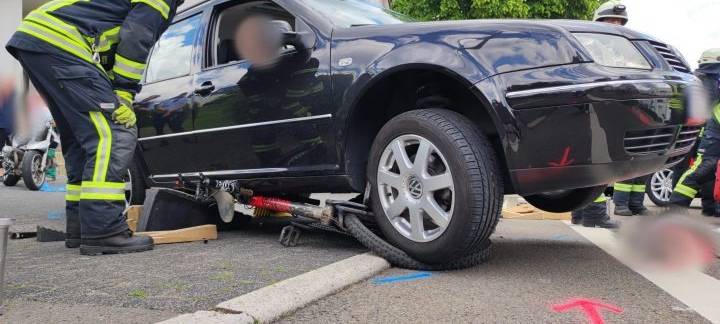 Gummersbach - Radfahrer von Auto überrollt und schwer verletzt