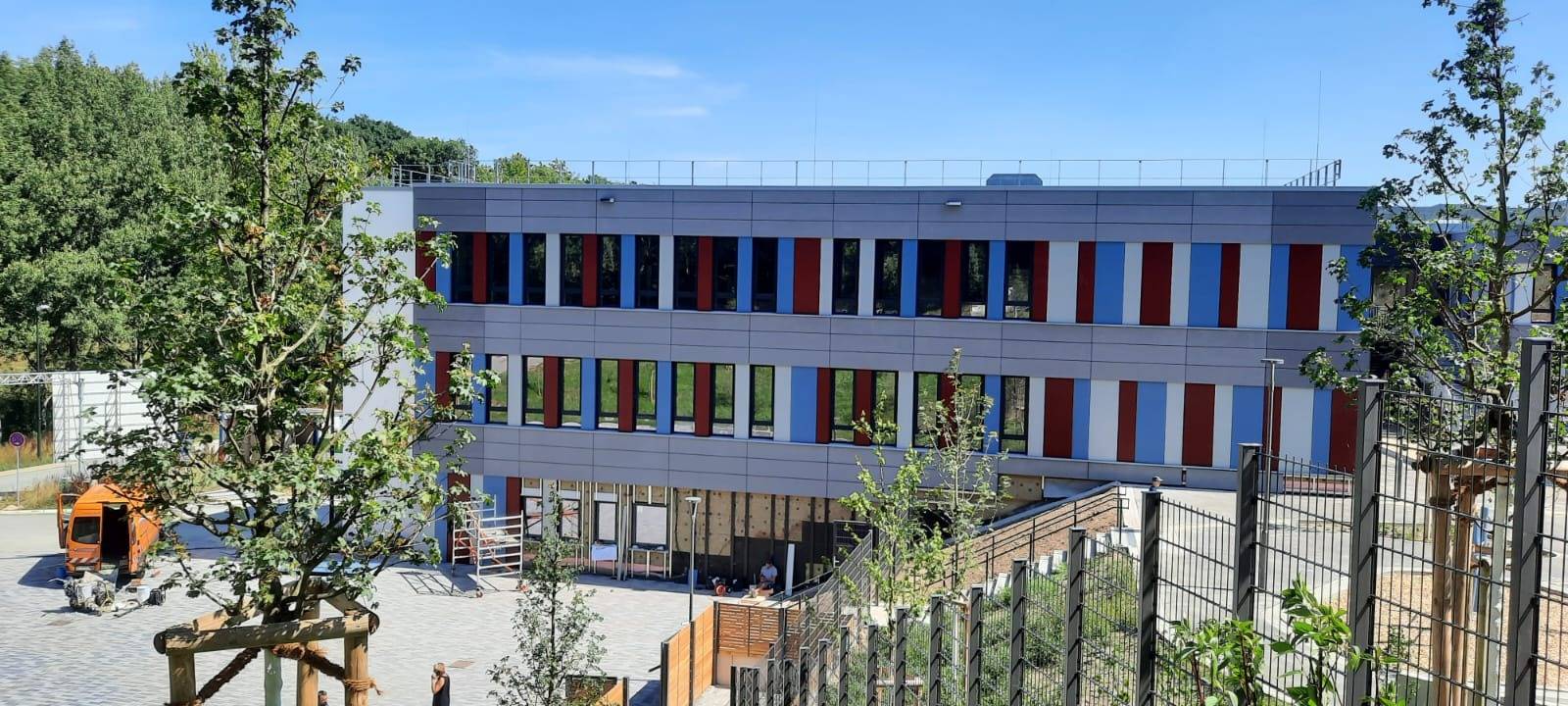 Einzug: Neue Schulgebäude in Hückeswagen und Odenthal