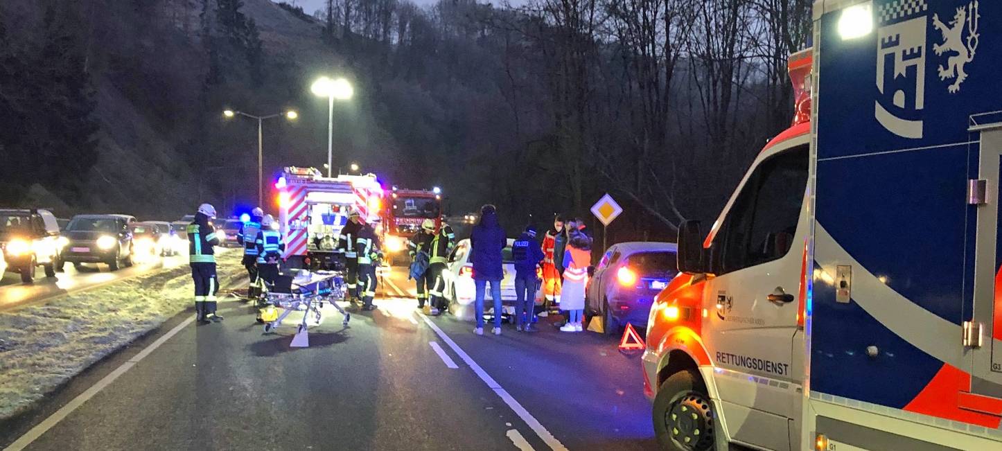 Gummersbach: Feuerwehr befreit "eingefrorenes" Unfallopfer