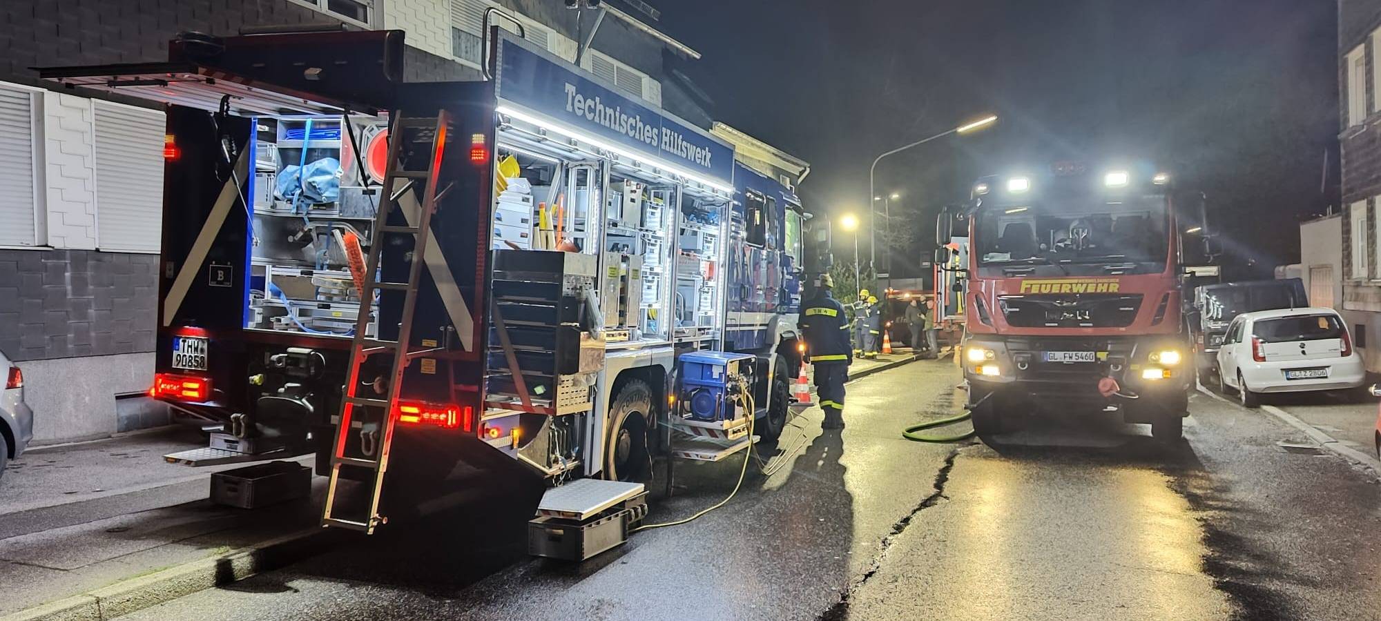 Wermelskirchen: Auto fährt in Hausfassade