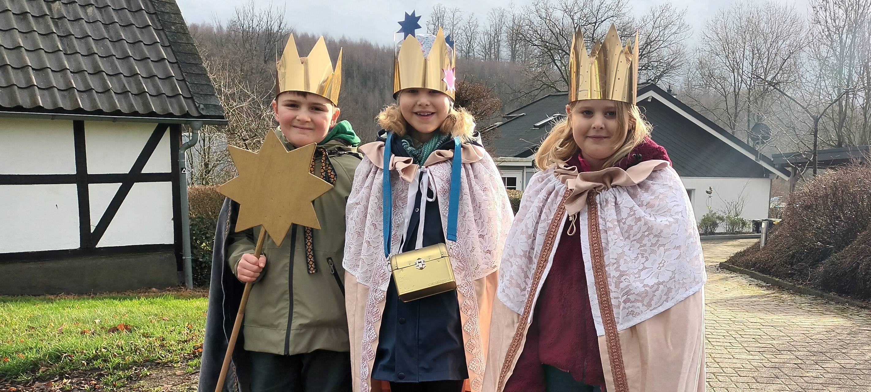 Sternsinger ziehen von Tür zu Tür