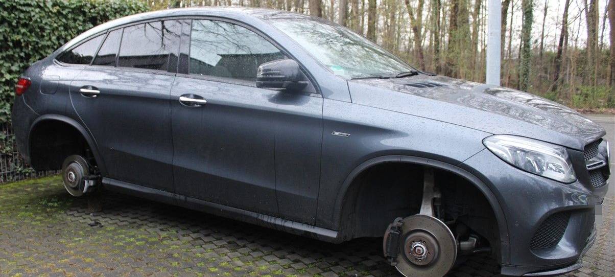 Bergisch Gladbach: Auto um vier Reifen erleichtert