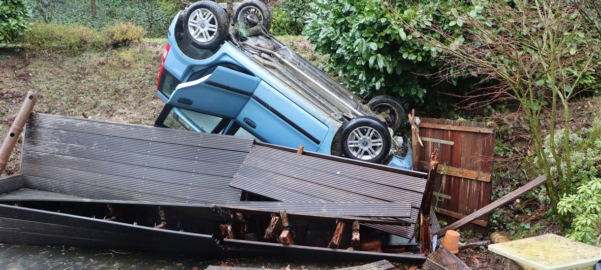 Gummersbach: Auto landet kopfüber auf Terrasse