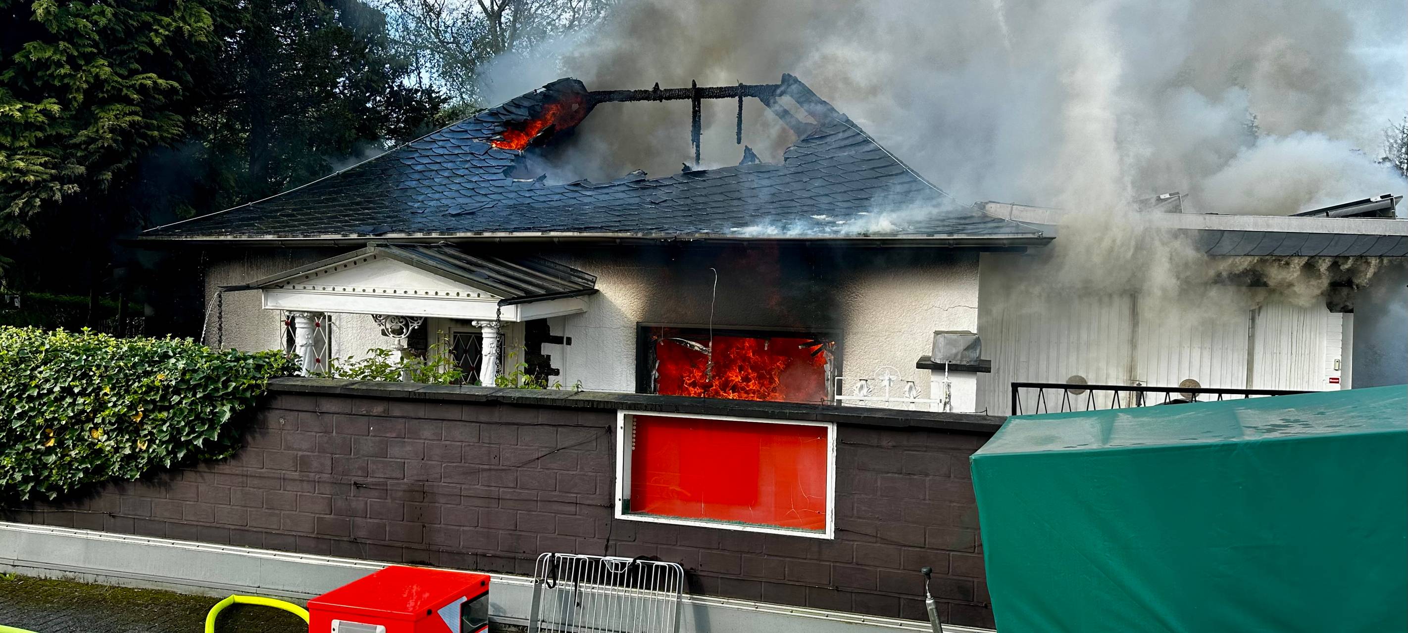 Ursache unklar: Haus in Bergisch Gladbach-Bärbroich abgebrannt