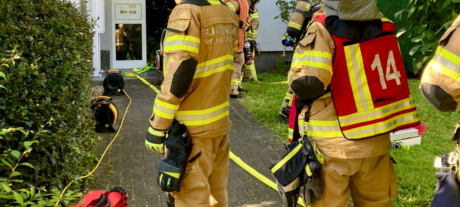 Bergisch Gladbach: Küchenbrand in Mehrfamilienhaus