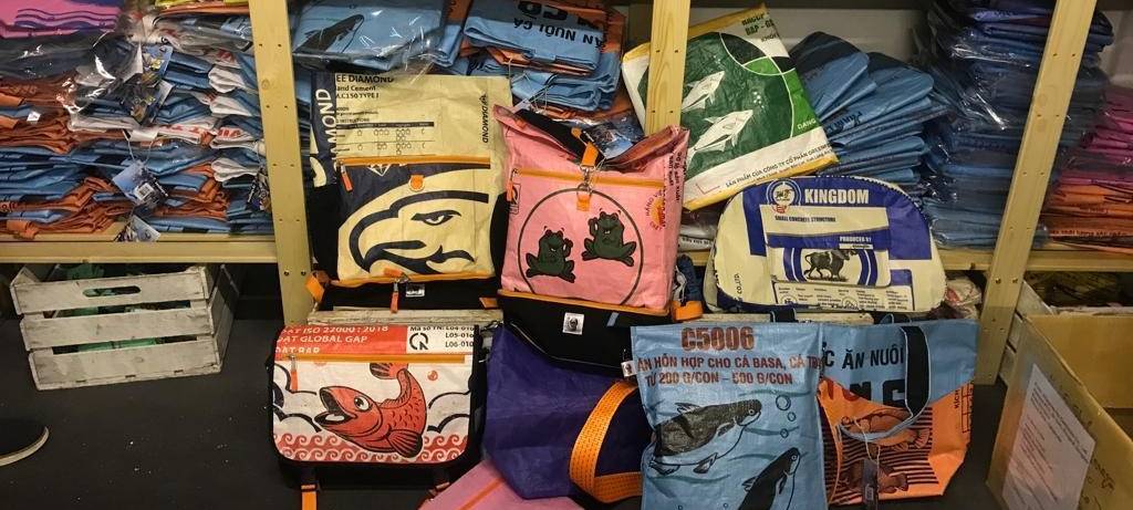 Aus alten Säcken entstehen neue Taschen
