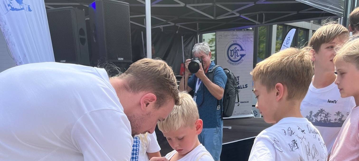 VfL Gummersbach feiert mit Fans