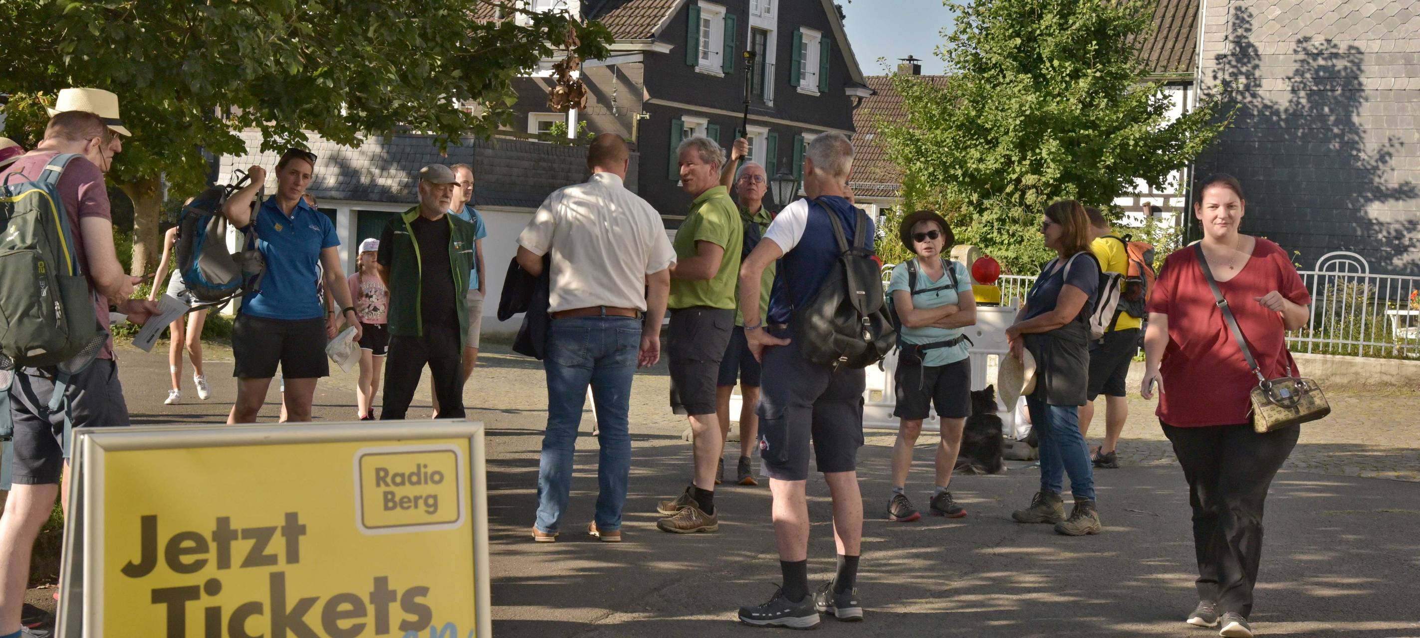 Sonne satt beim Radio Berg Wandertag