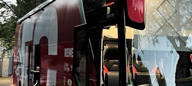 Gladbacher feiern den 1. FC Köln