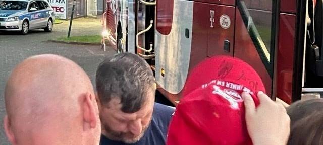 Gladbacher feiern den 1. FC Köln