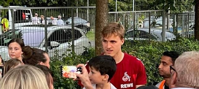 Gladbacher feiern den 1. FC Köln