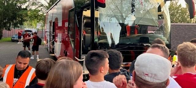 Gladbacher feiern den 1. FC Köln