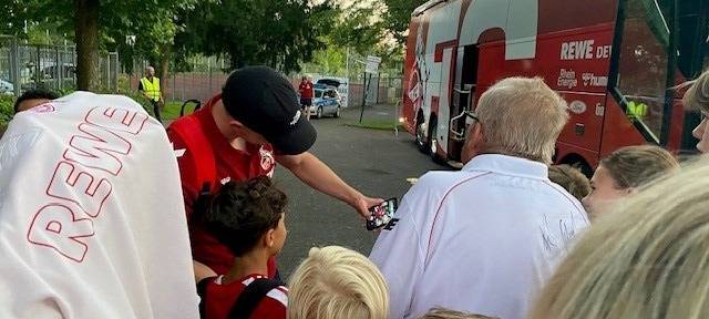 Gladbacher feiern den 1. FC Köln