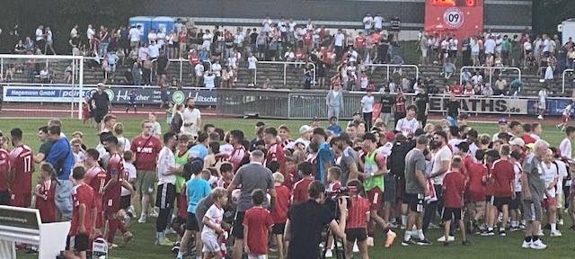 Gladbacher feiern den 1. FC Köln