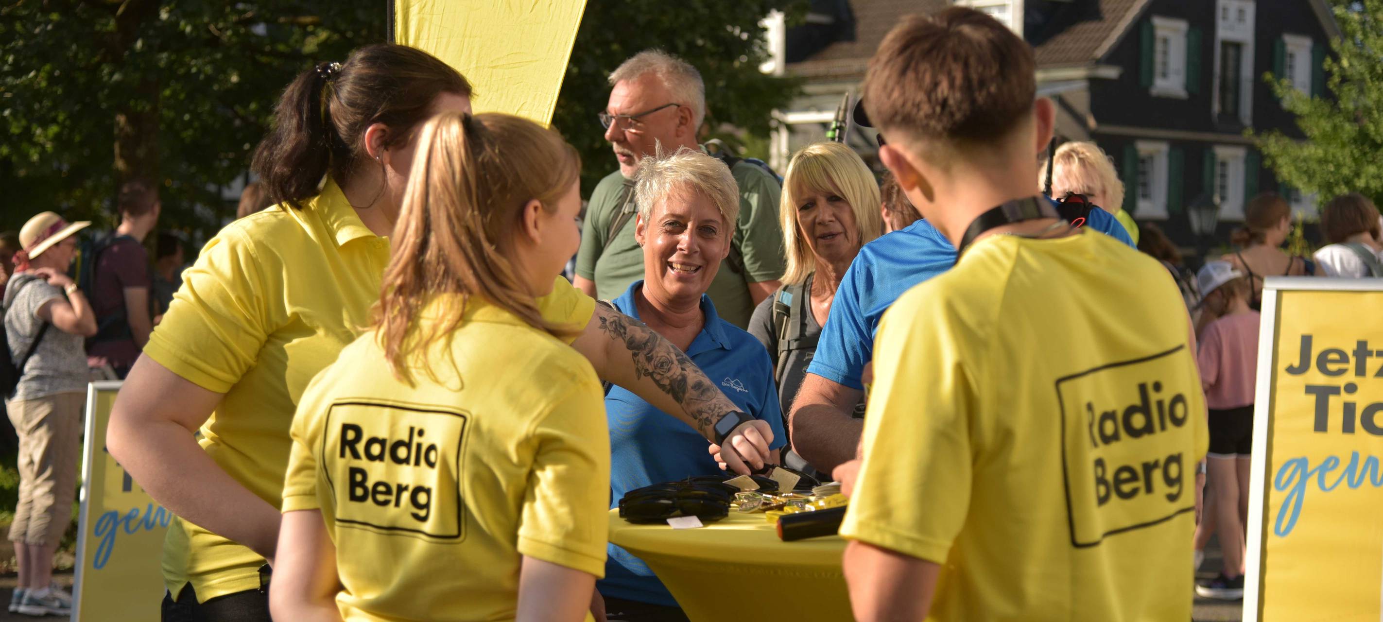 Sonne satt beim Radio Berg Wandertag