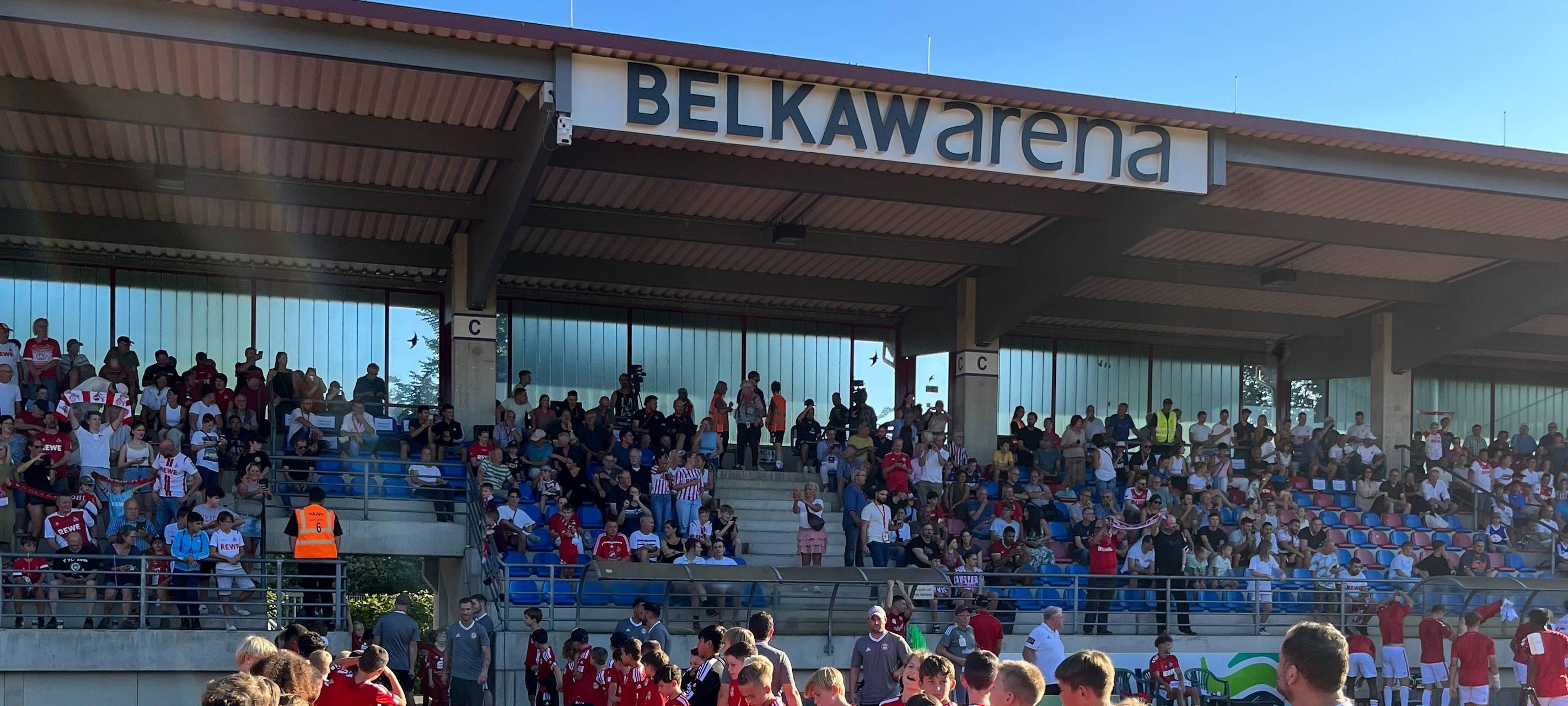Gladbacher feiern den 1. FC Köln