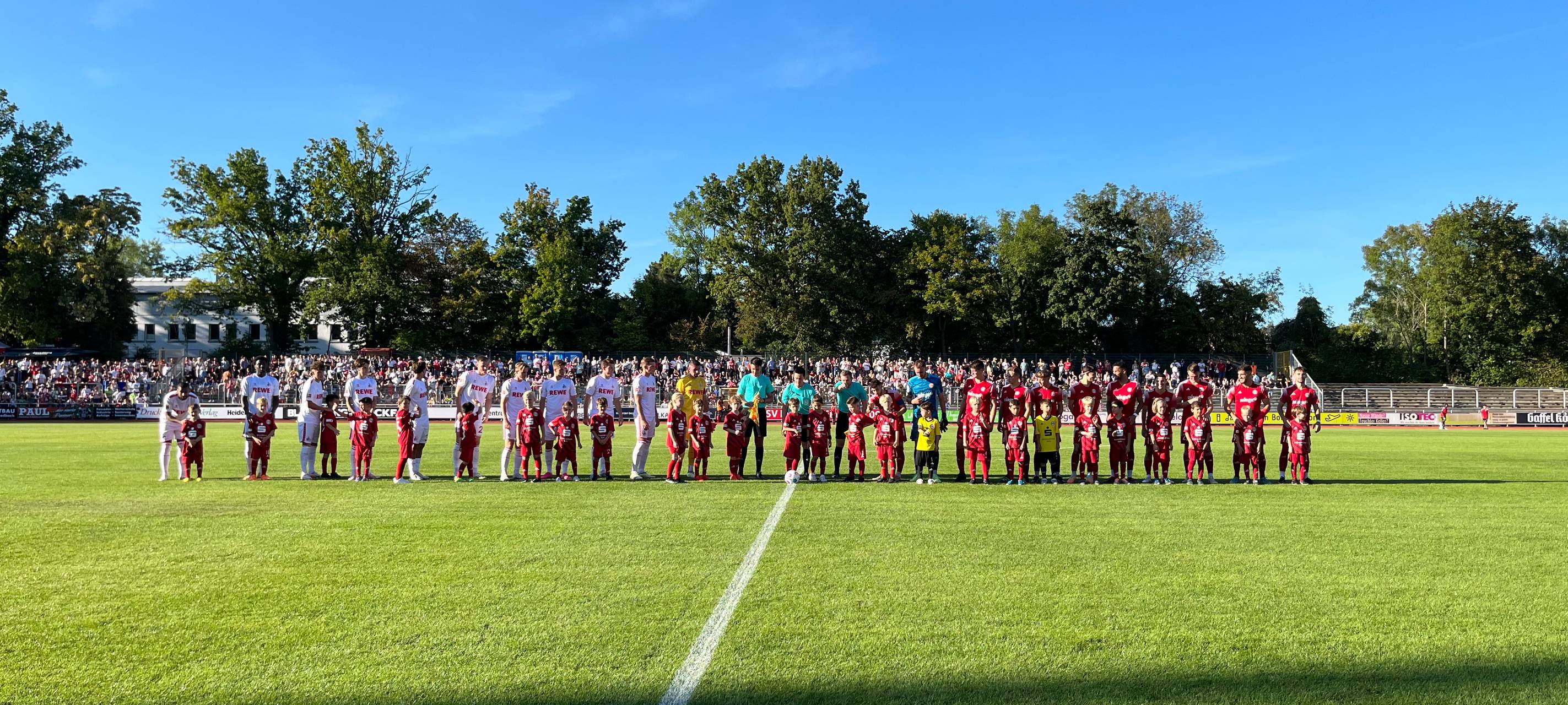 Gladbacher feiern den 1. FC Köln