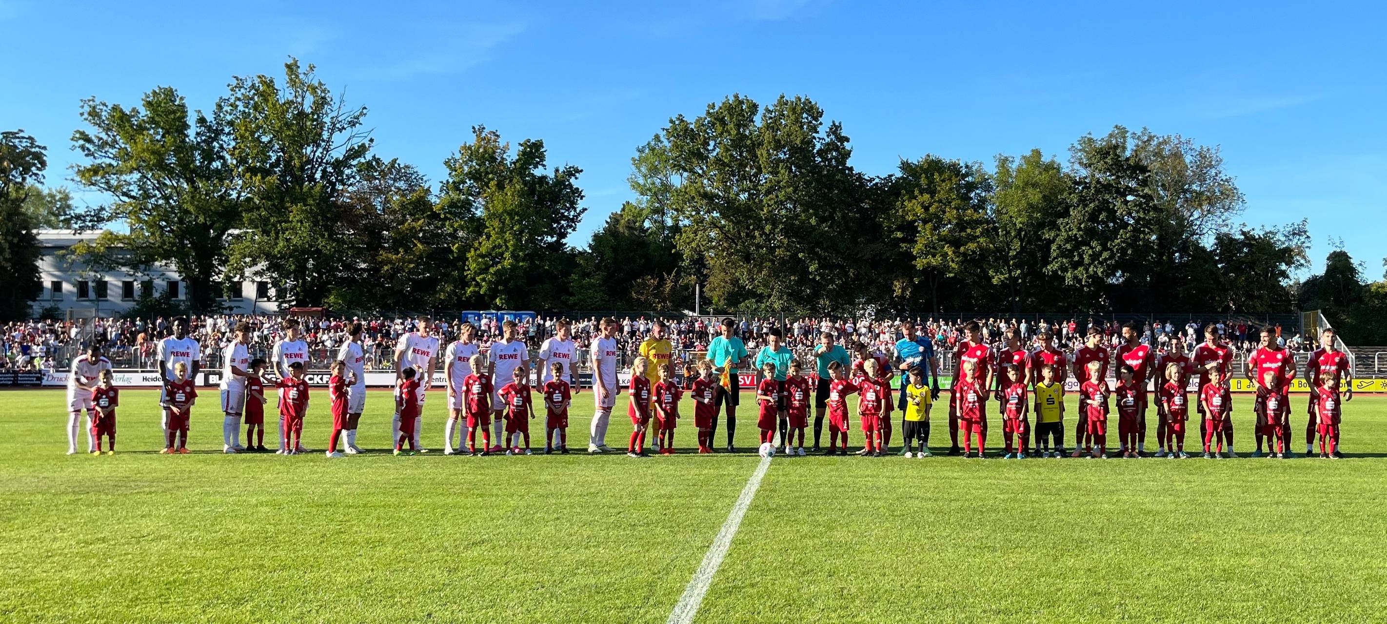 Gladbacher feiern den 1. FC Köln